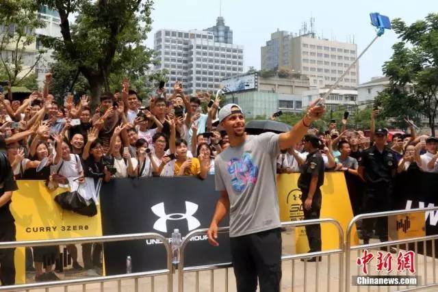  篮球装备市场火爆，球迷消费热情高涨