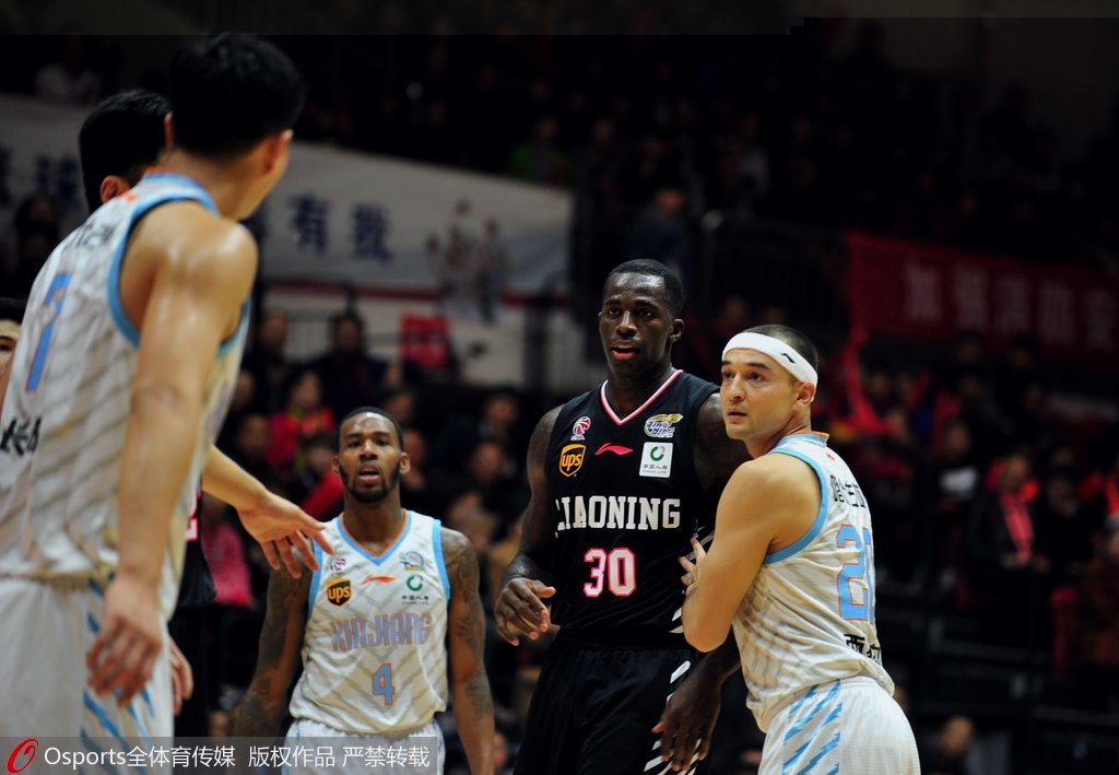  季后赛激战正酣，强队对决火花四射