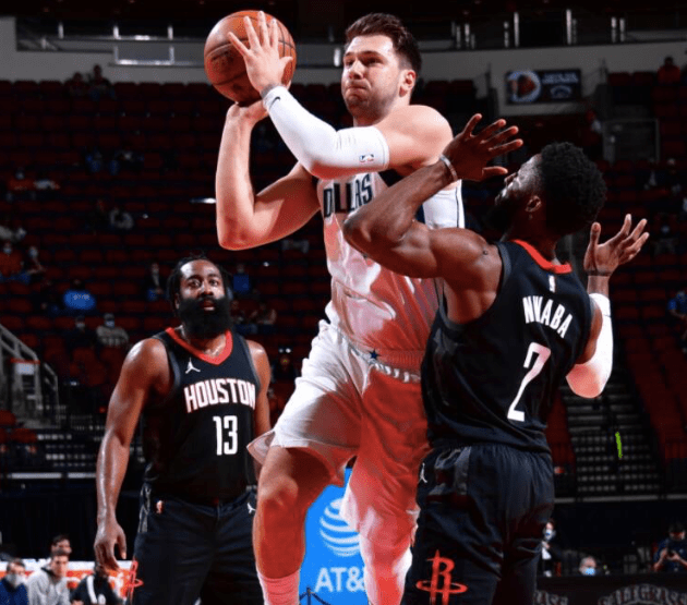  东契奇超神发挥独行侠大胜森林狼