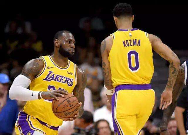  湖人詹姆斯里程碑之夜率队凯旋