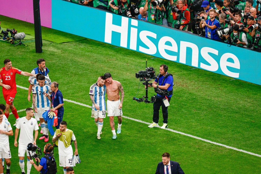  世界杯决赛激战正酣，阿根廷领先巴西