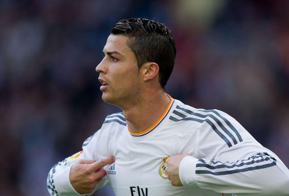  费德勒告别赛引泪目，球迷致敬传奇时刻