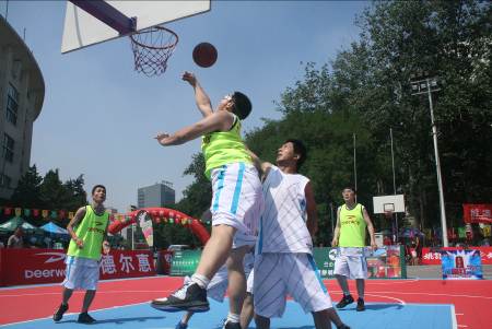  街头篮球争霸赛，民间高手上演扣篮盛宴