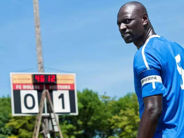  草根足球达人走红，平民英雄感动全网  